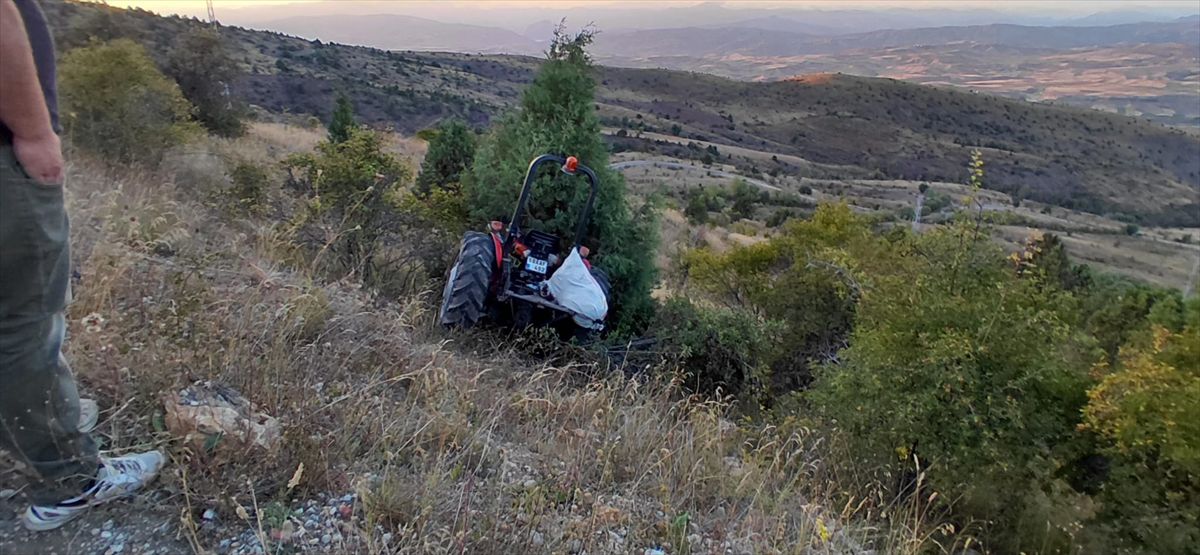 Sivas'ta traktör devrildi: 2 yaralı
