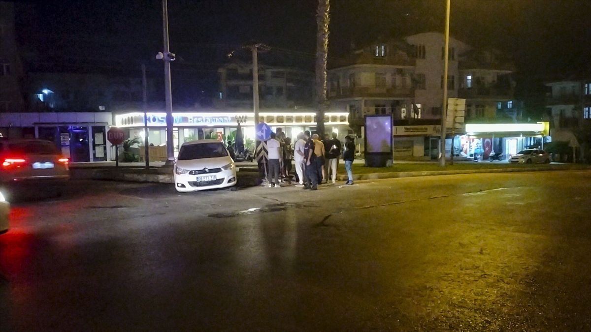 Manavgat'ta Otobüs-Otomobil Çarpıştı: 5 Yaralı