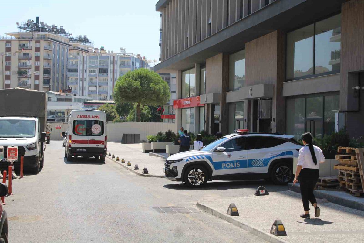 Apartmanın merdivenlerinden düşen yaşlı adam hastanelik oldu