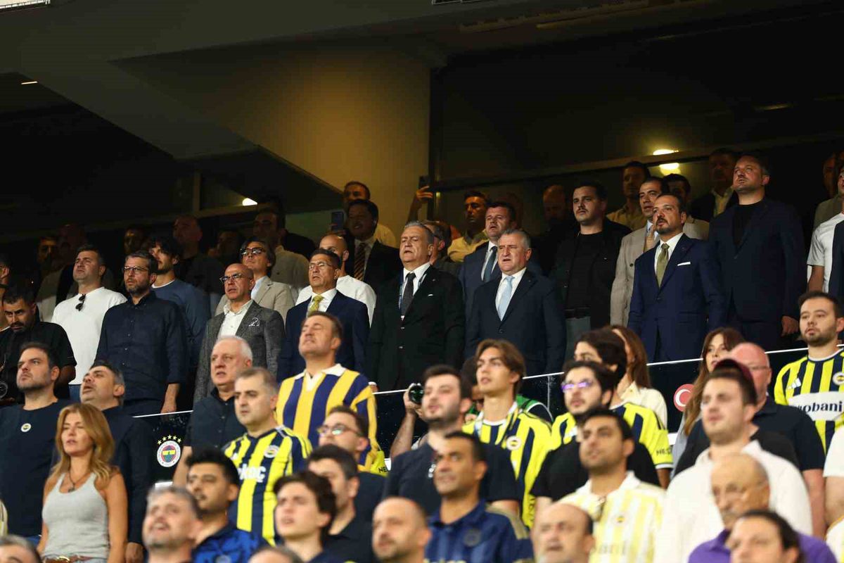 Bakan Bak derbiyi stadyumda izledi
