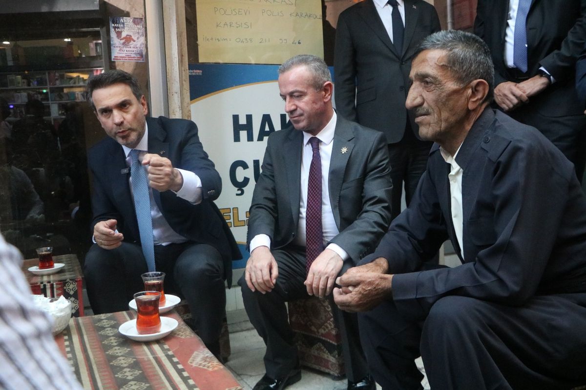 Bakan Bayraktar Hakkari'de Esnafla Buluştu