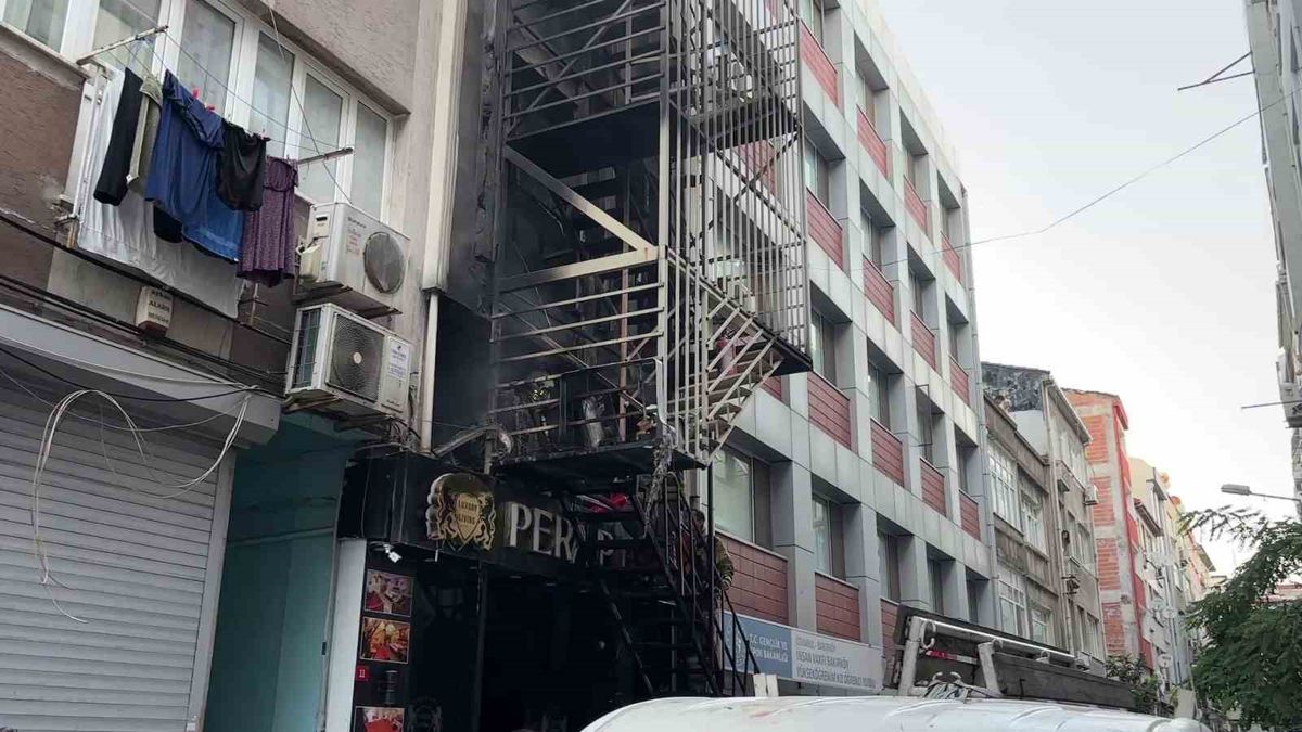 Bakırköy'de Otel Yangını: 12 Yaralı