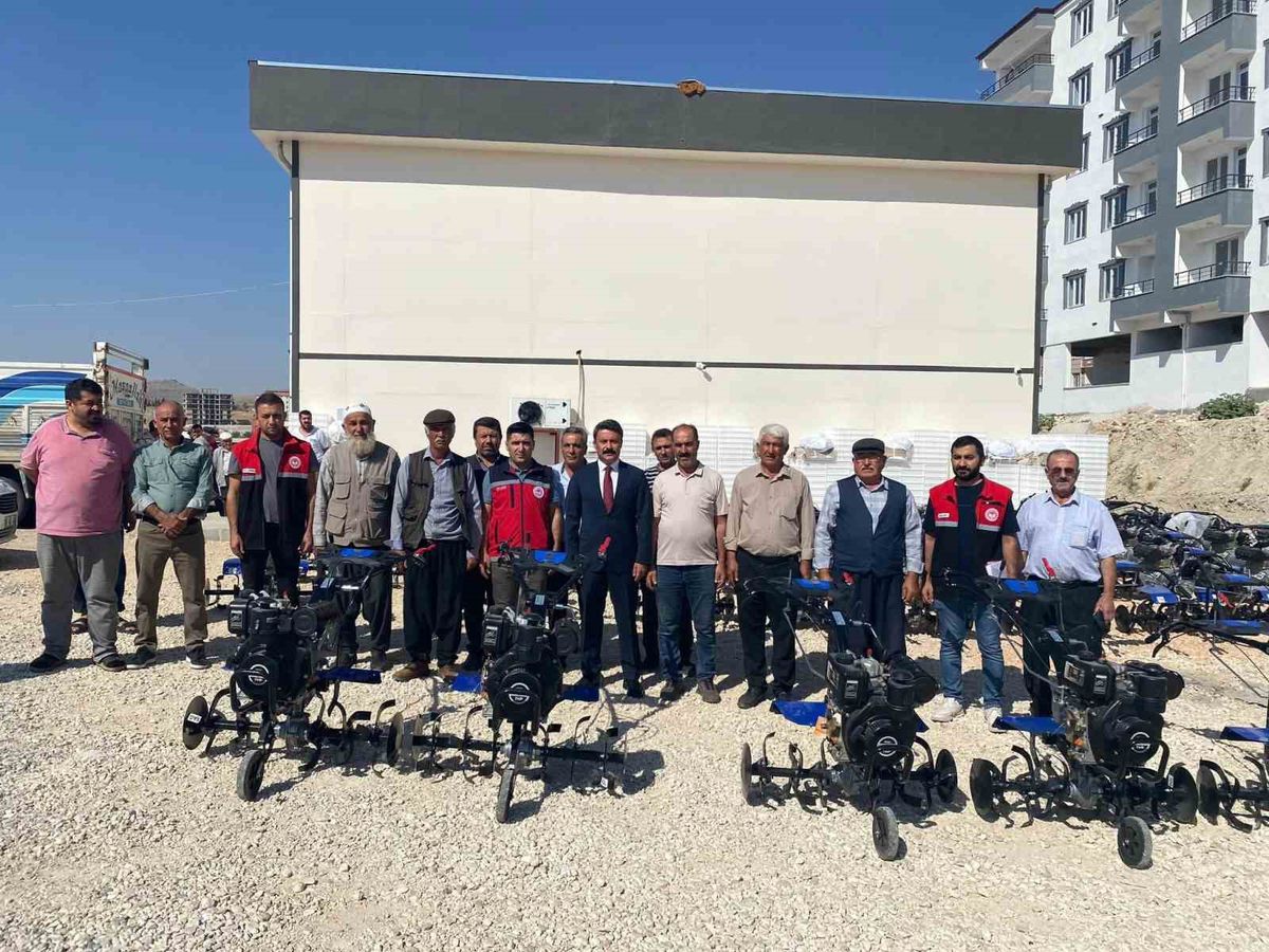 Besni'de çiftçi ve fırıncılara ekipman desteği