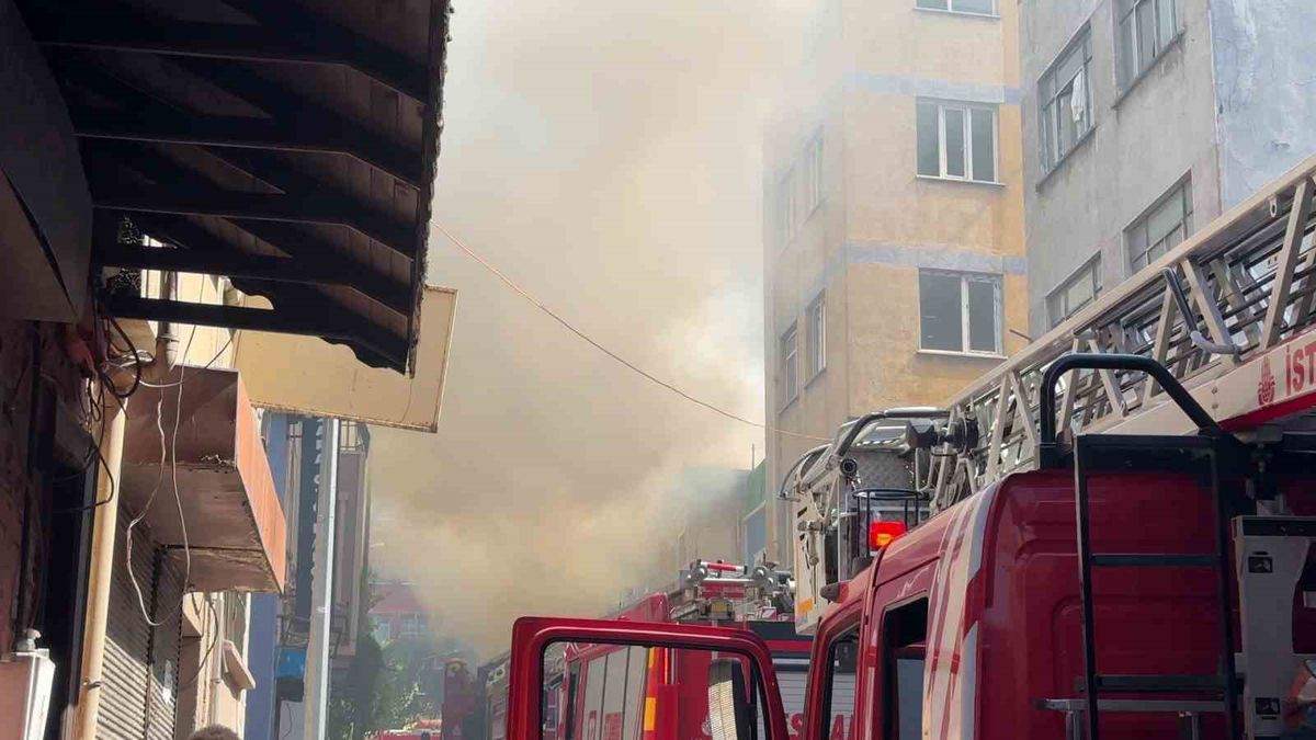 Beyoğlu Bülbül Mahallesi’nde bulunan 2 katlı bir iş yerinde henüz belirlenemeyen nedenle yangın çıktı. İhb...