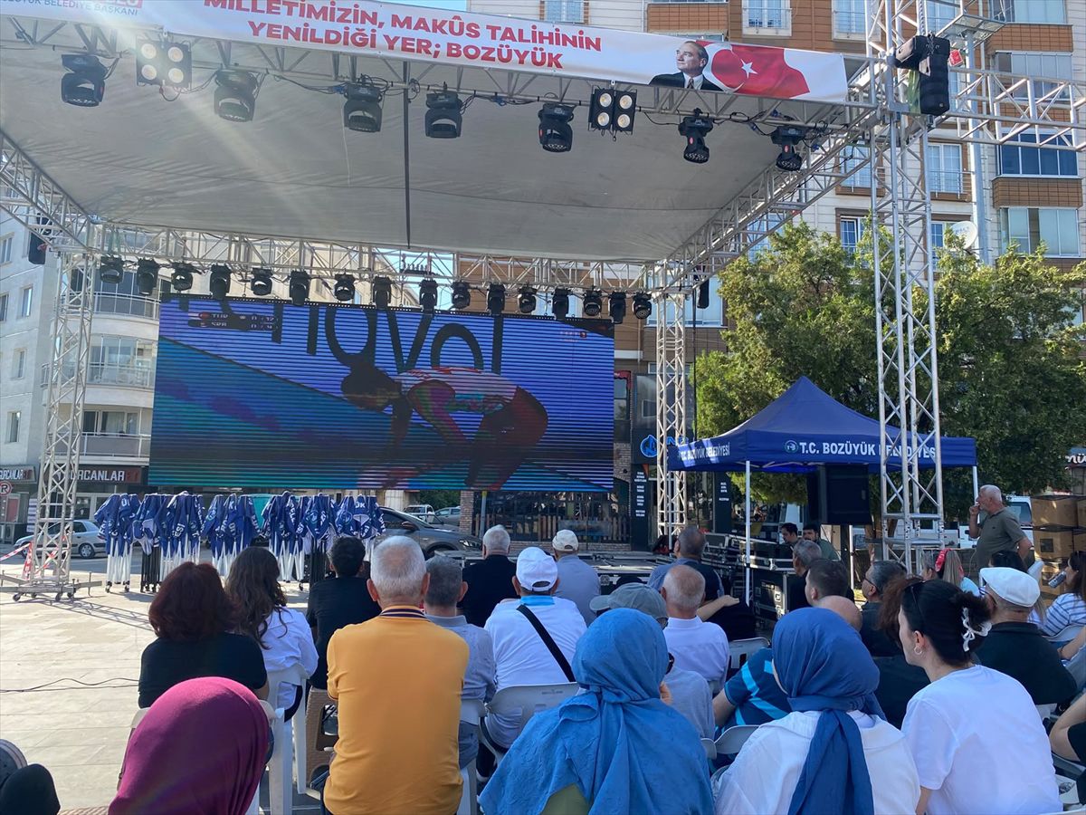 Bozüyük'te dev ekranda milli coşku