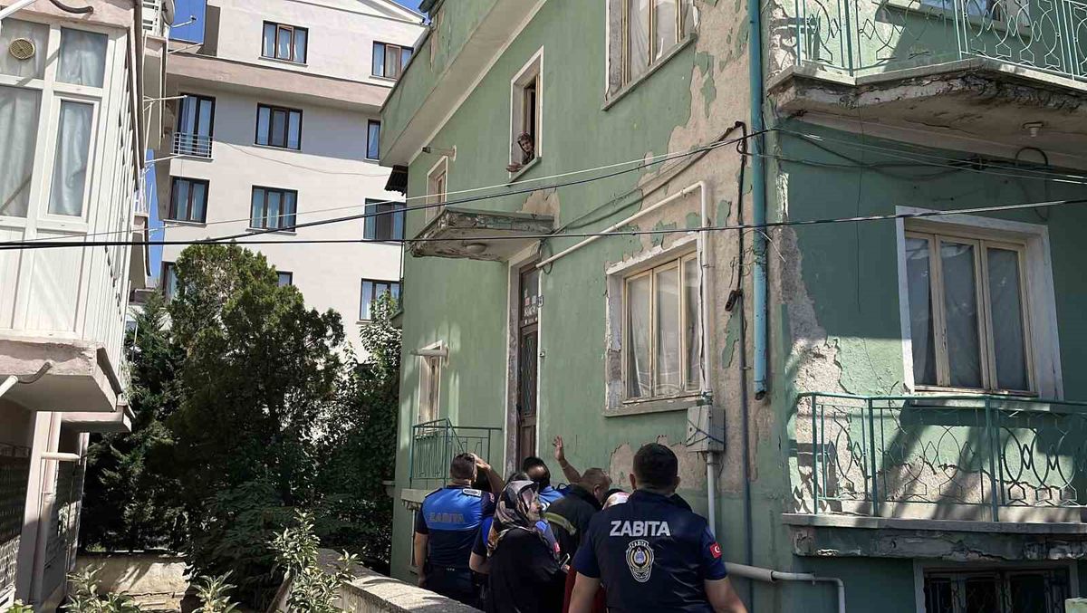 Koku Panigi Yasli Kadin Pencereden Cikti