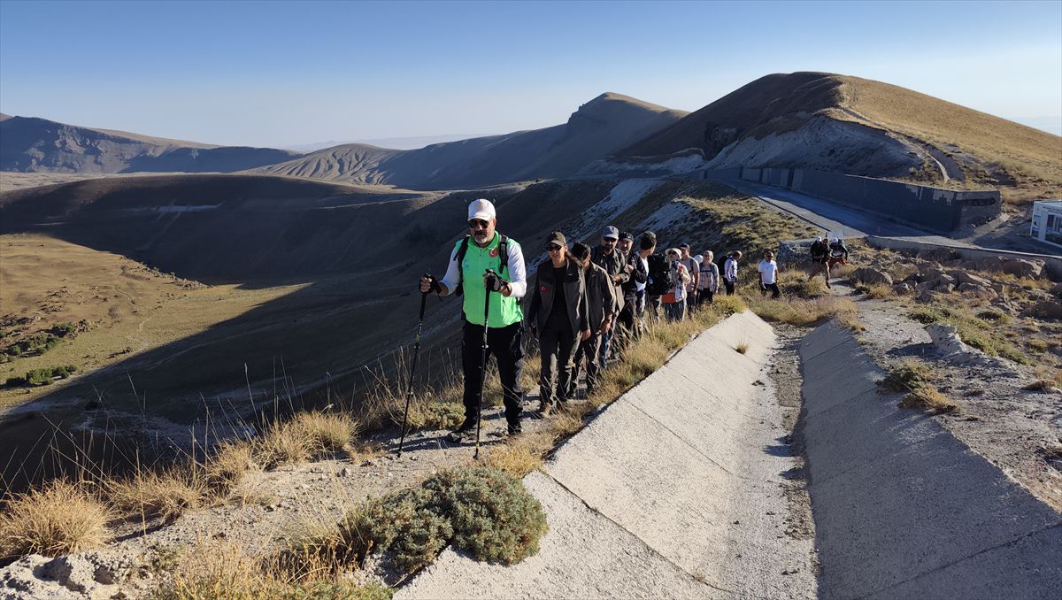 Nemrut Kalderası'nda 30 Kilometrelik Çanak Yürüyüşü
