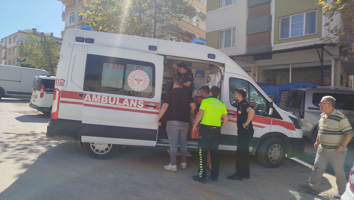 Boyabat'ta hafif ticari araç duvara çarptı: 1 yaralı