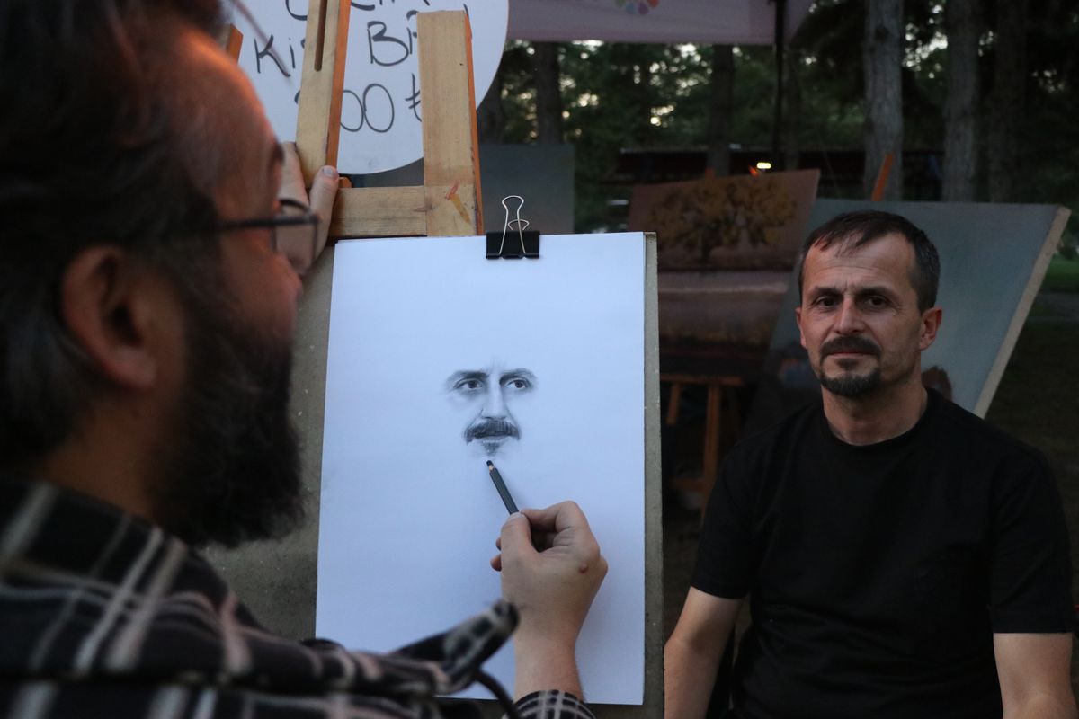 Bob Ross'tan İlham Alan Ressam Mahmut Elmalı, Portre Sanatıyla Kayseri'de Fark Yaratıyor