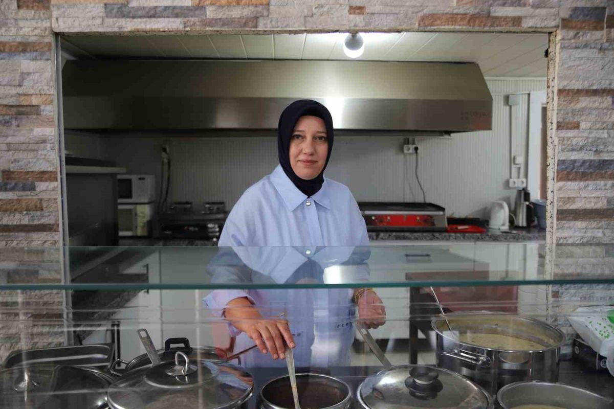 Depremzede Saliha Alıcı, hibeyle iş yeri açıp 8 kişiye istihdam sağladı