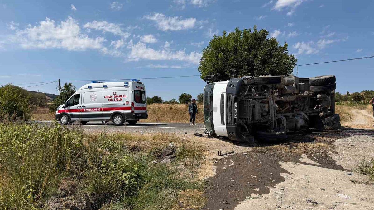 Domaniç'te kum yüklü kamyon devrildi: 1 yaralı