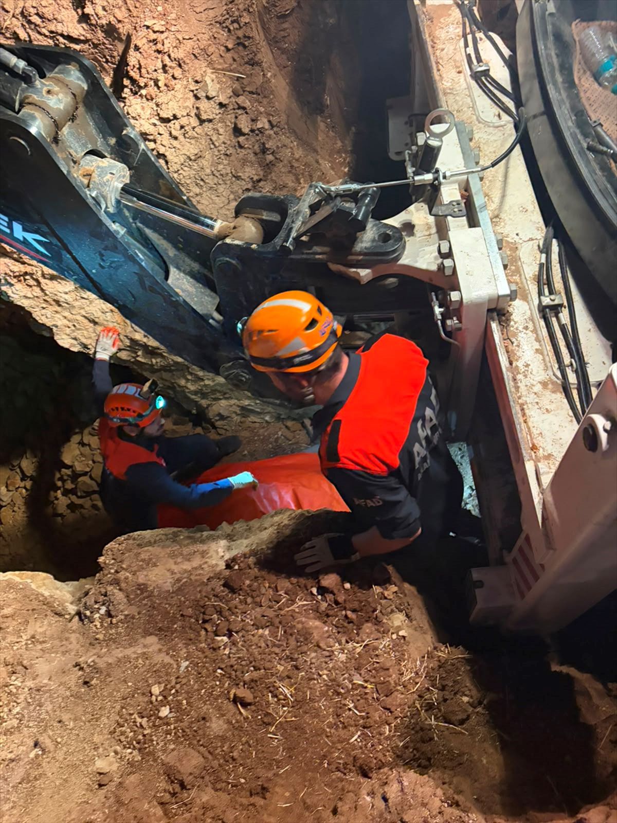 Elazığ Ağın'da su boru hattı kazısında işçi hayatını kaybetti