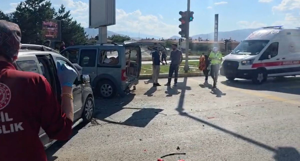 Erzincan'da Hafif Ticari Araçlar Çarpıştı: 4 Yaralı