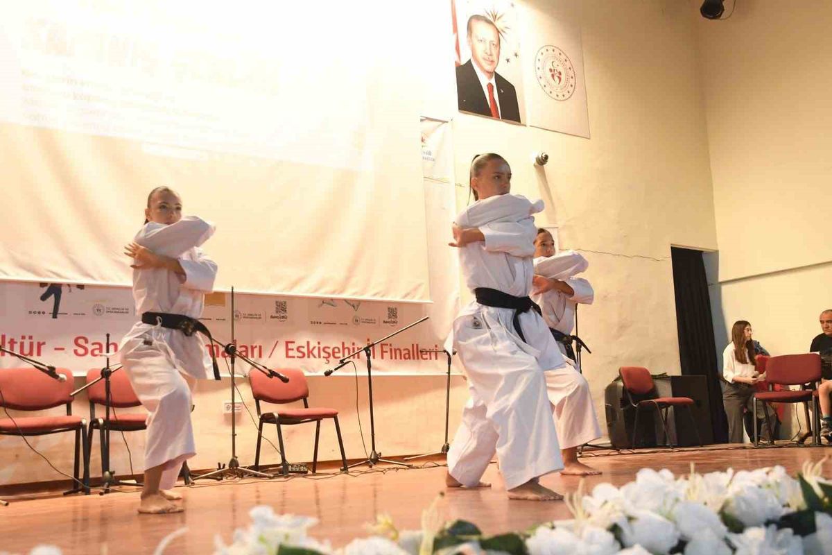 Eskişehir'de GSB Gençlik Yaz Kulübü Kapanış Şöleni Coşkuyla Kutlandı