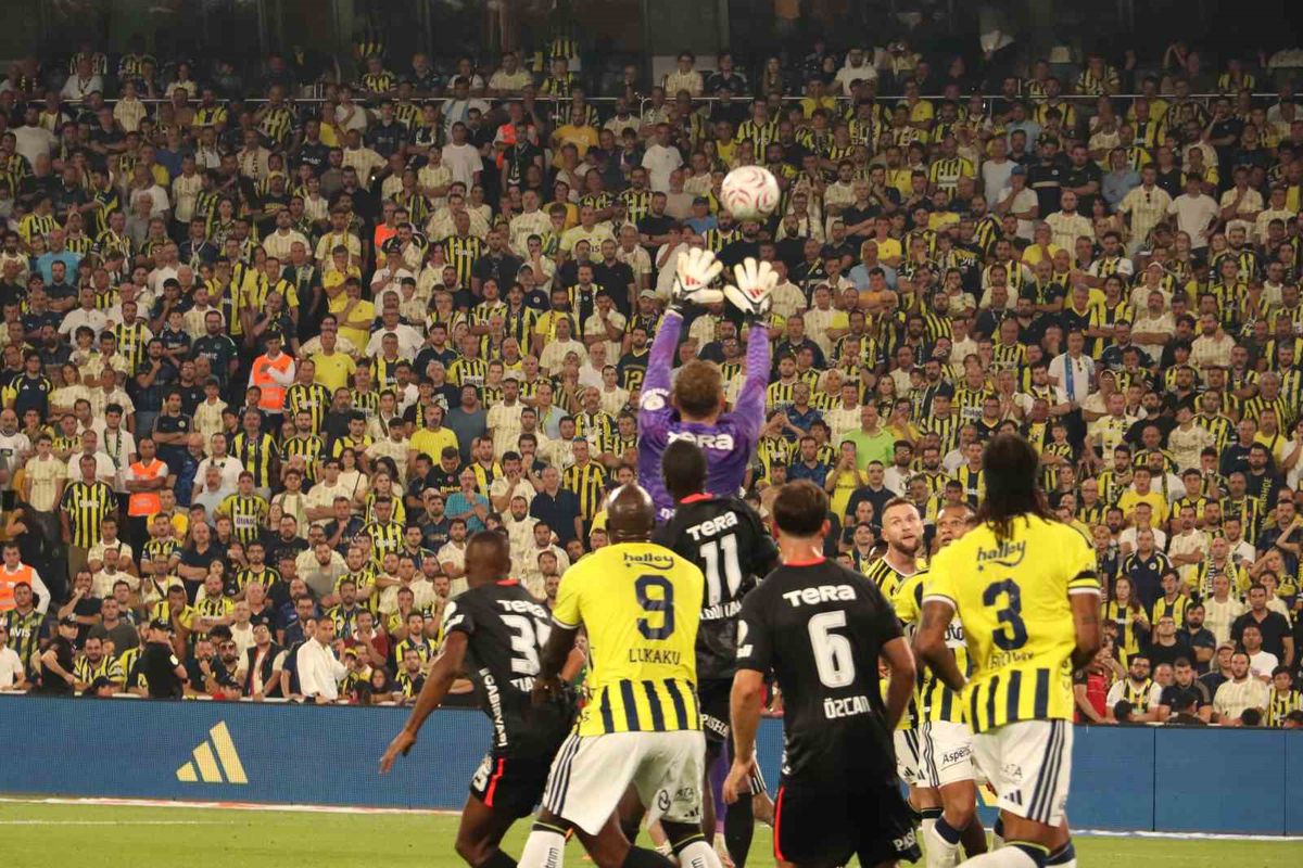 Fenerbahçe derbide Beşiktaş'a 2-1 mağlup