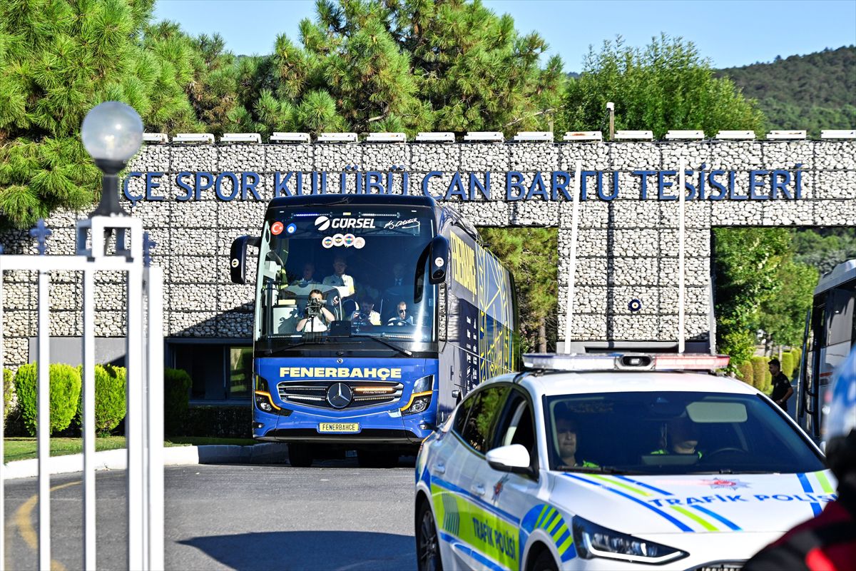 Fenerbahçe derbi için stada hareket etti