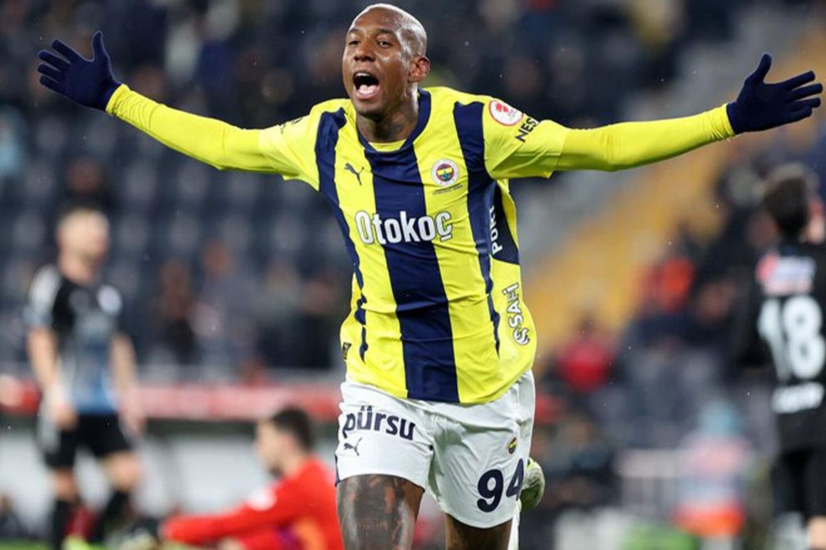 Fenerbahçe'nin derbiyi kaybettiğini gören Talisca hemen telefona sarıldı