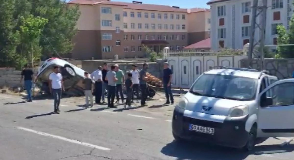 Patnos'ta kavşakta kaza: 4 yaralı