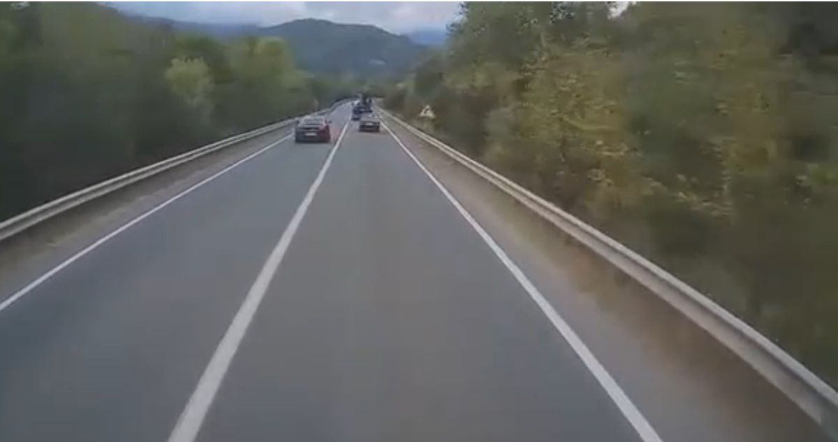 Yenice'de hatalı sollama kazaya saniyeler kala kamerada