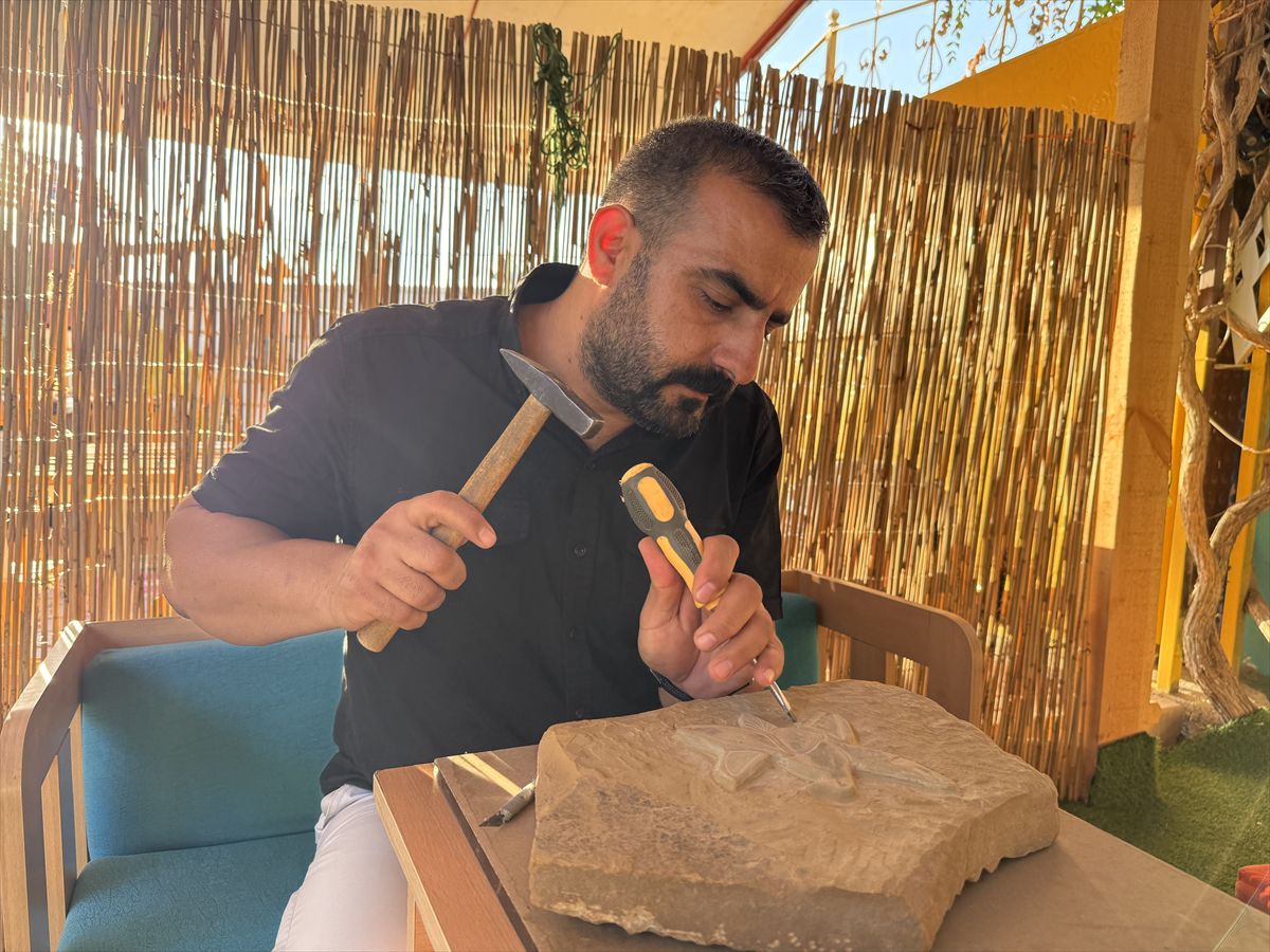 Karabağ Taşına Har-ı Bülbül Nakşetti