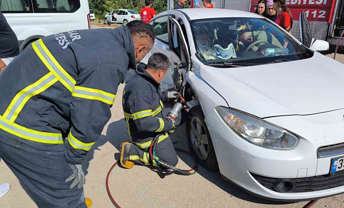 Niksar'da İki Araç Çarpıştı: 4 Yaralı