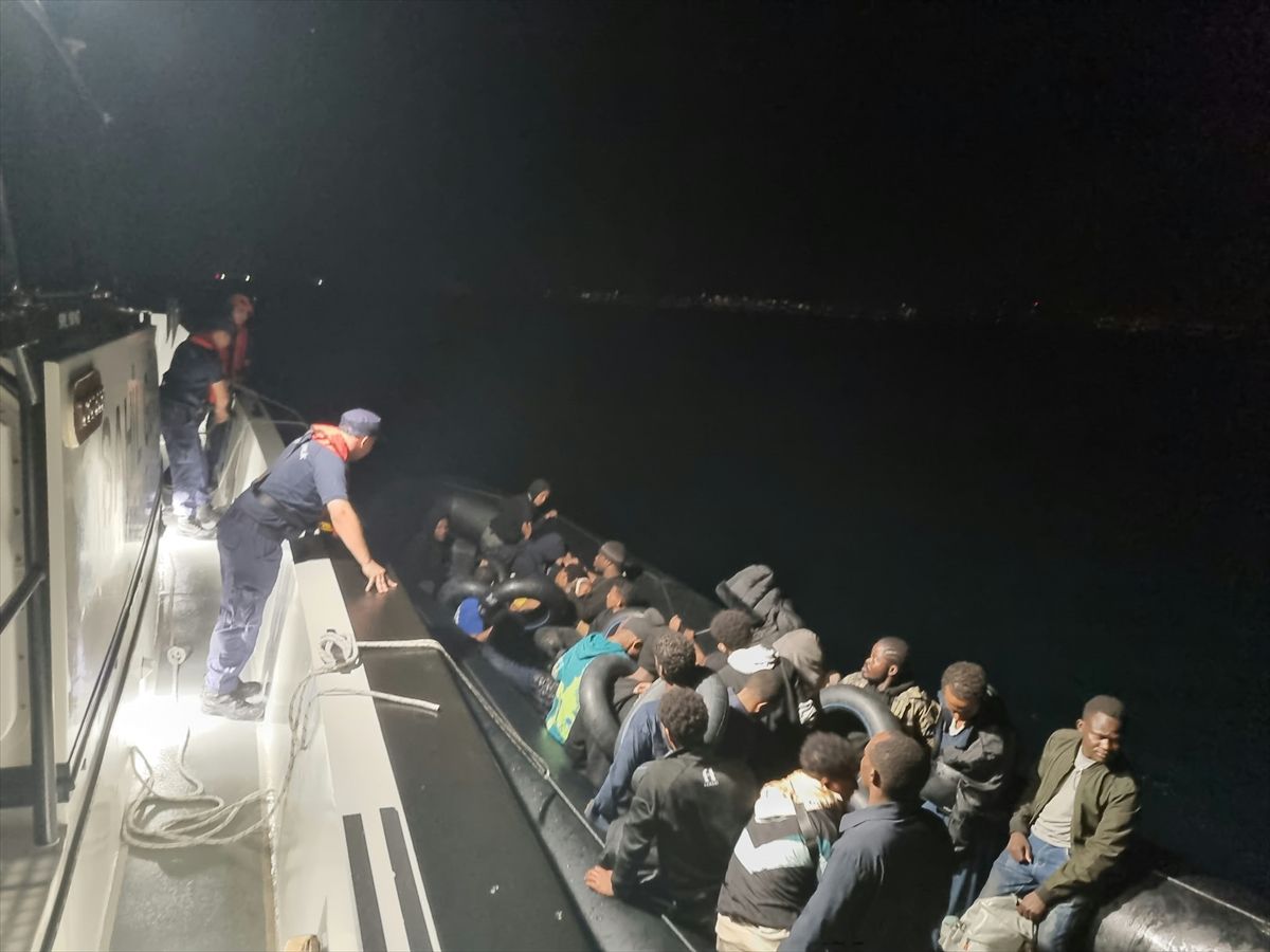 Ege'de 89 Düzensiz Göçmen Kurtarıldı ve Yakalandı