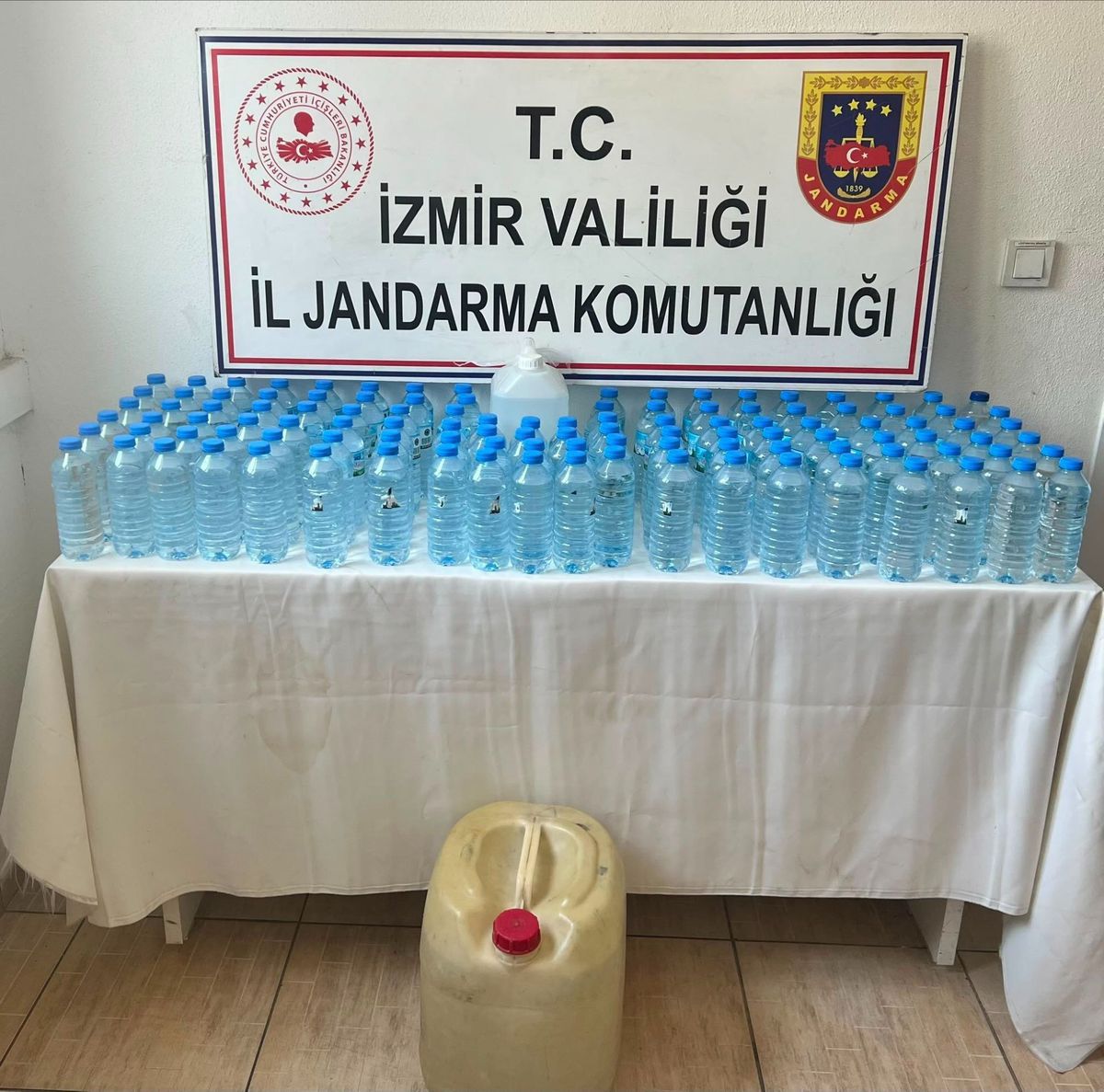 İzmir'de Jandarmadan 7 Saatlik Denetim: 6 Bin 989 Kişi Sorgulandı, 1085 Litre Etil Alkol Ele Geçirildi