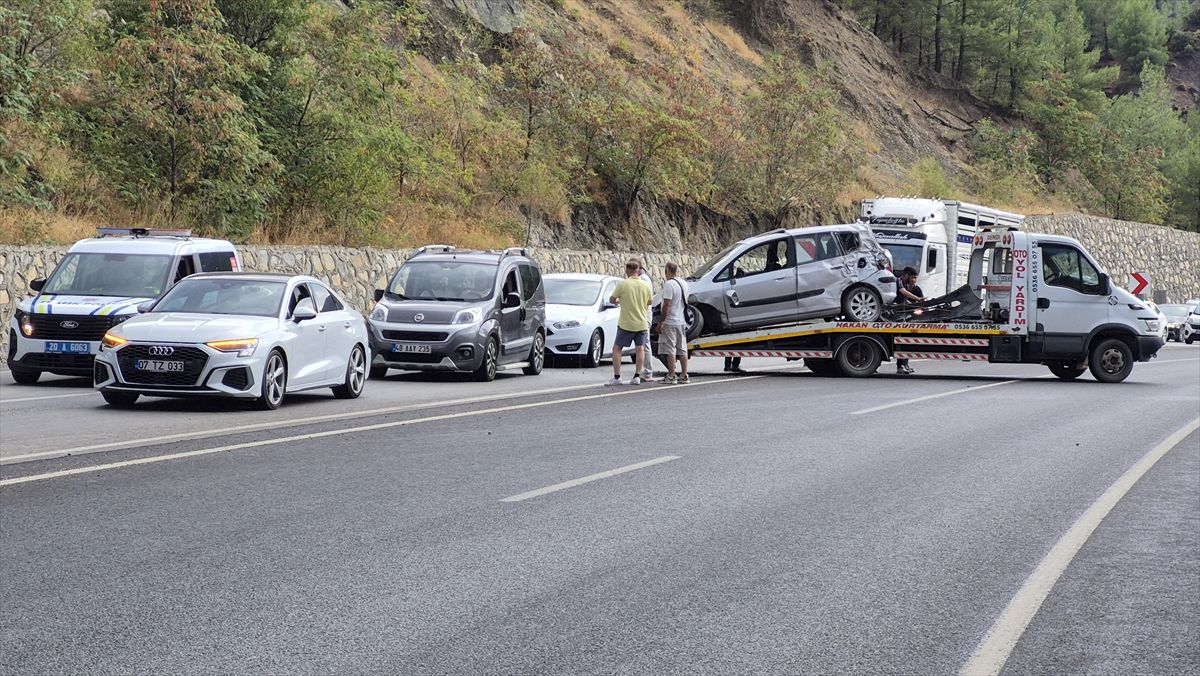 Kale'de İstinat Duvarına Çarpma: 3 Yaralı