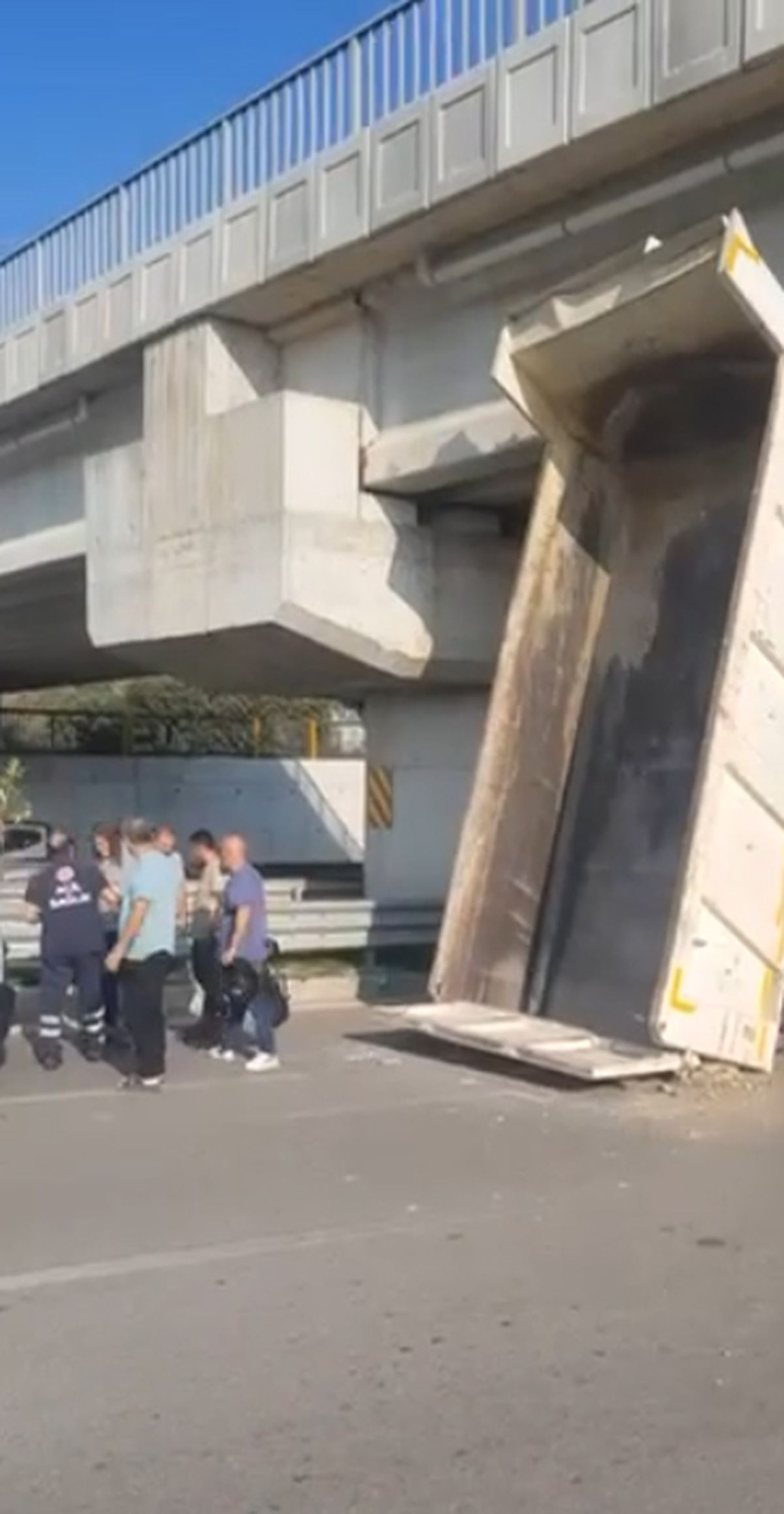 Adana'da Kamyonun Açılan Damperi Demir Yolu Köprüsüne Takıldı