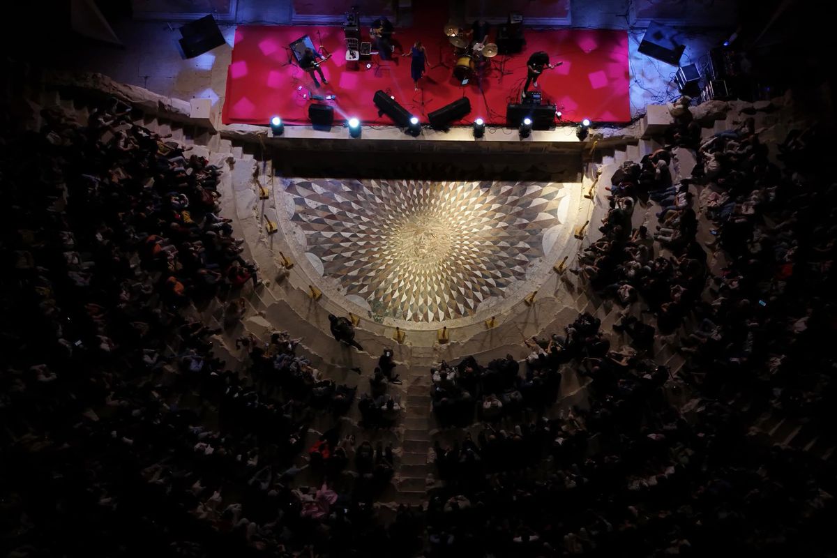 Birsen Tezer, 2 Bin Yıllık Medusa Mozaiğinde Konser Verdi