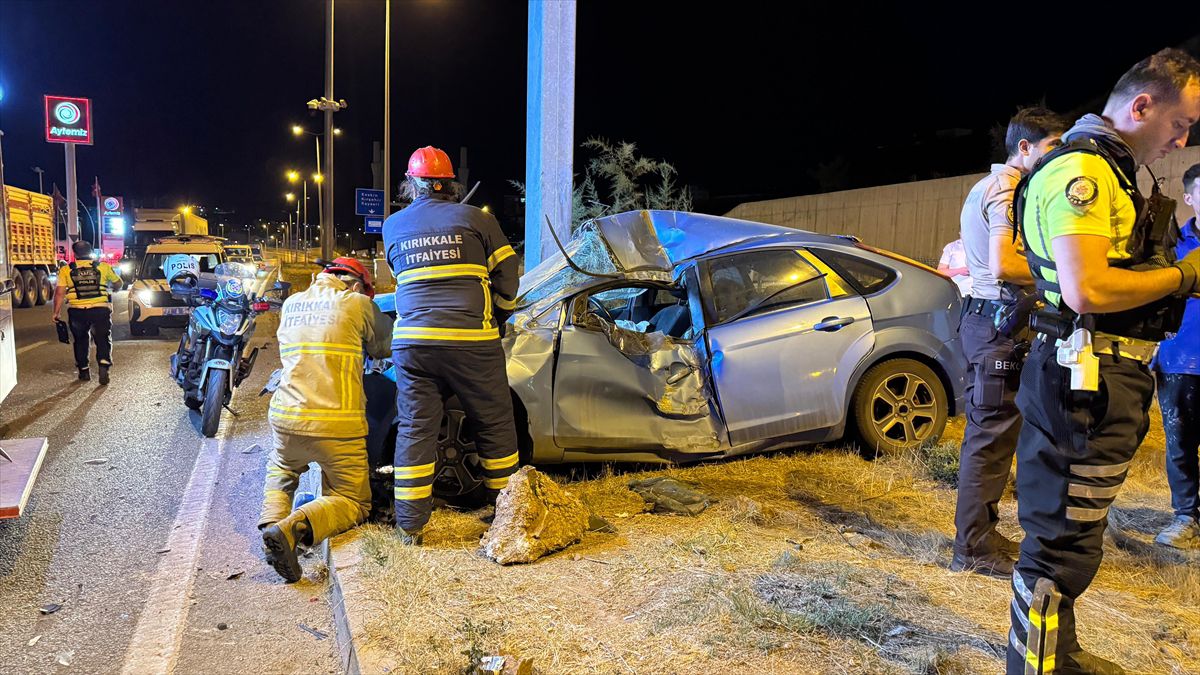 Kırıkkale'de Direğe Çarpan Otomobil: Sürücü Yaralandı