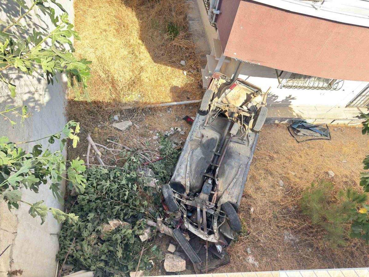 Bilecik'te otomobil apartman bahçesine uçtu: 3 yaralı
