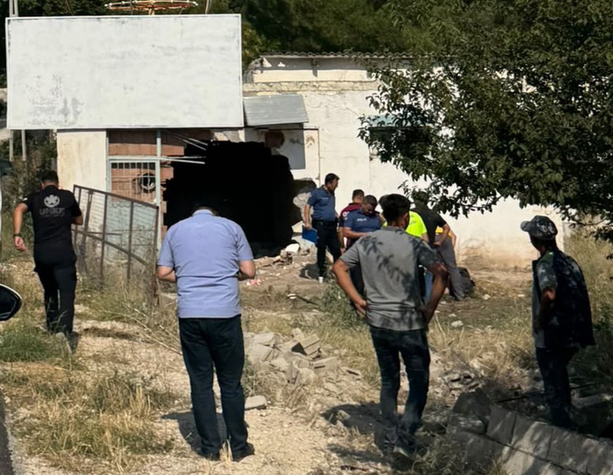 Burdur'da Kontrolden Çıkan Otomobil Depoya Girdi: 3 Yaralı