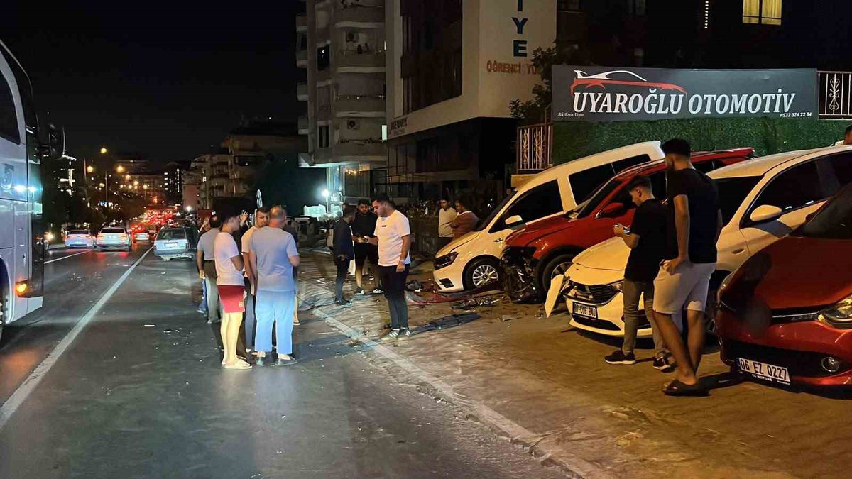 Alanya'da Kontrolden Çıkan Araç Galeriye Daldı