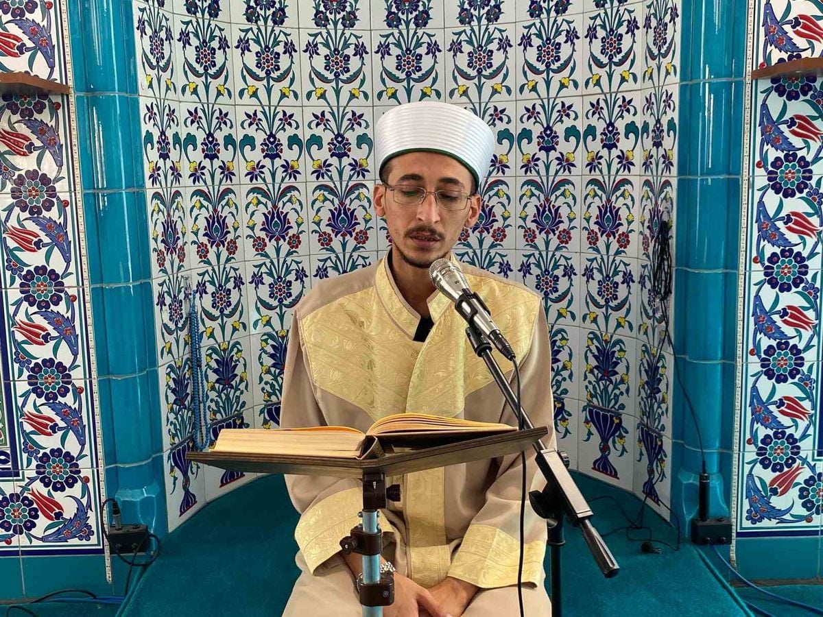 Kekeme imam hatipten Kur'an okuyunca takılmayan hayranlık uyandıran performans