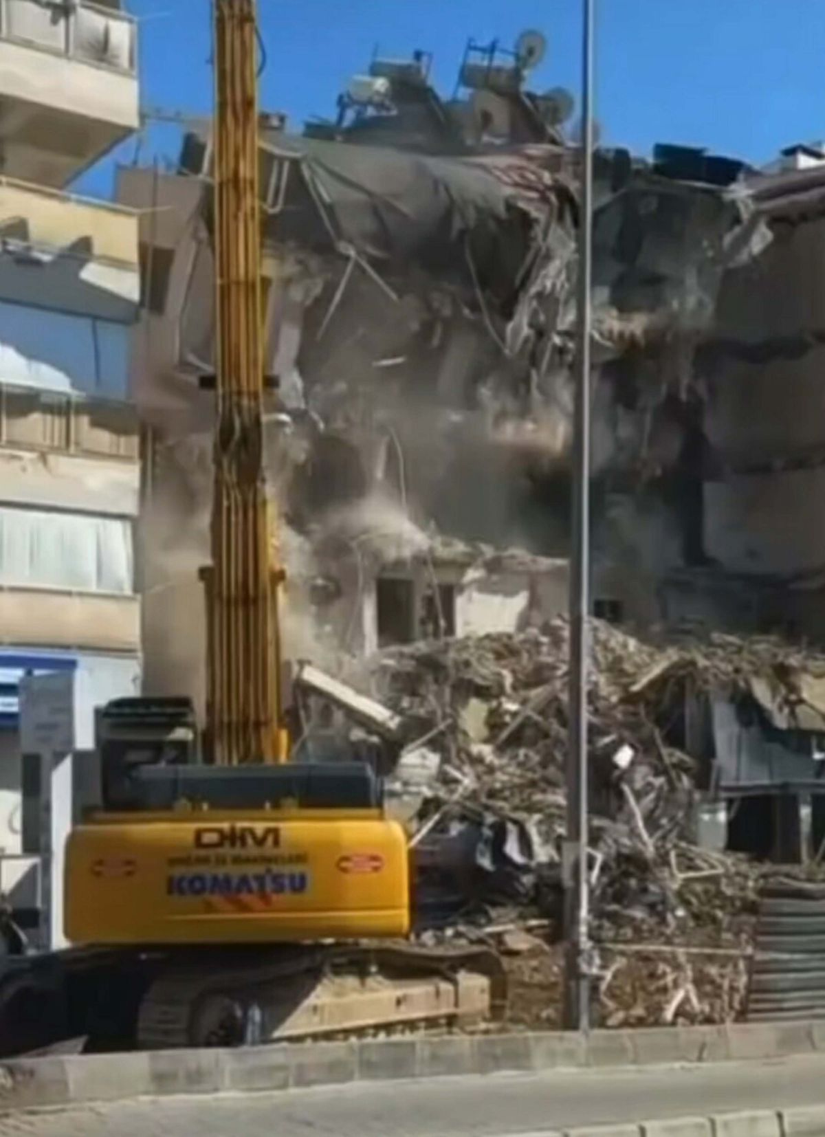 Kuşadası'nda Kentsel Dönüşüm Yıkımı Sırasında Bina Çöktü