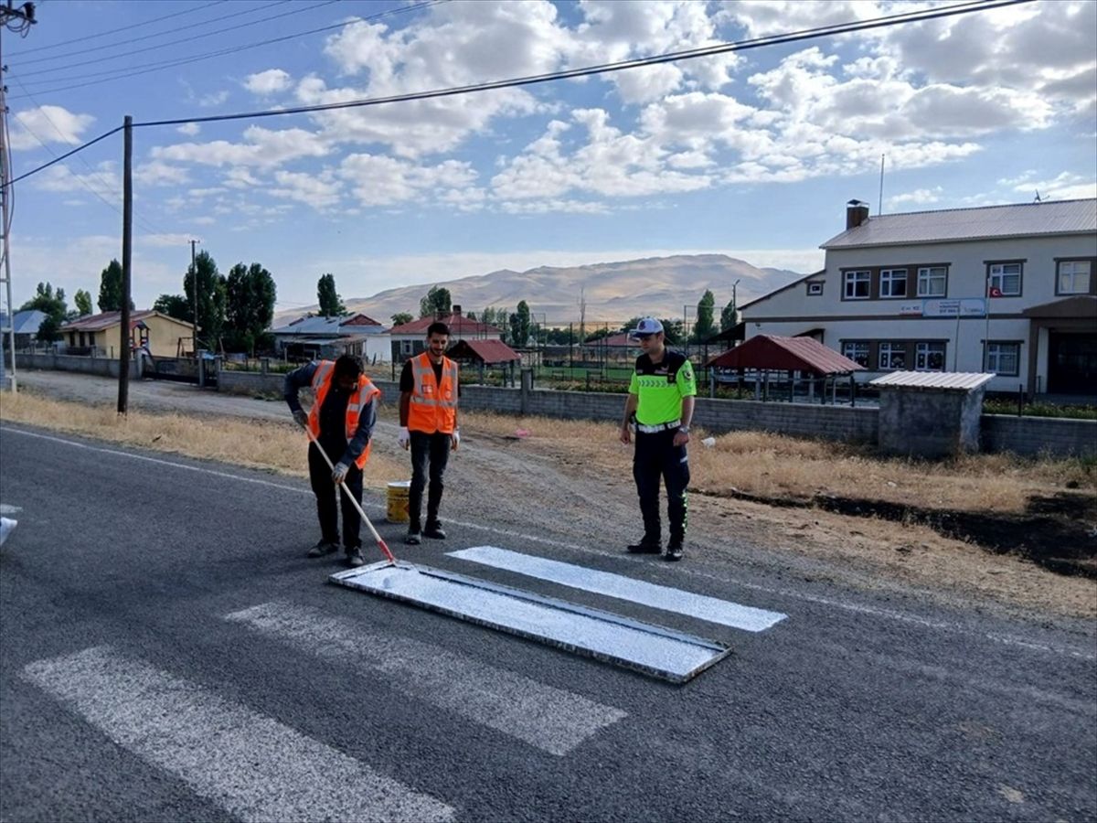 Malazgirt'te Okul ve Yaya Geçitleri Yenilendi