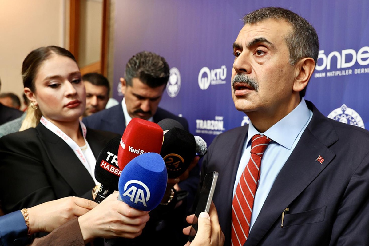 Bakan Tekin öğretmenlerin kıyafetiyle ilgili tartışmalara son noktayı koydu