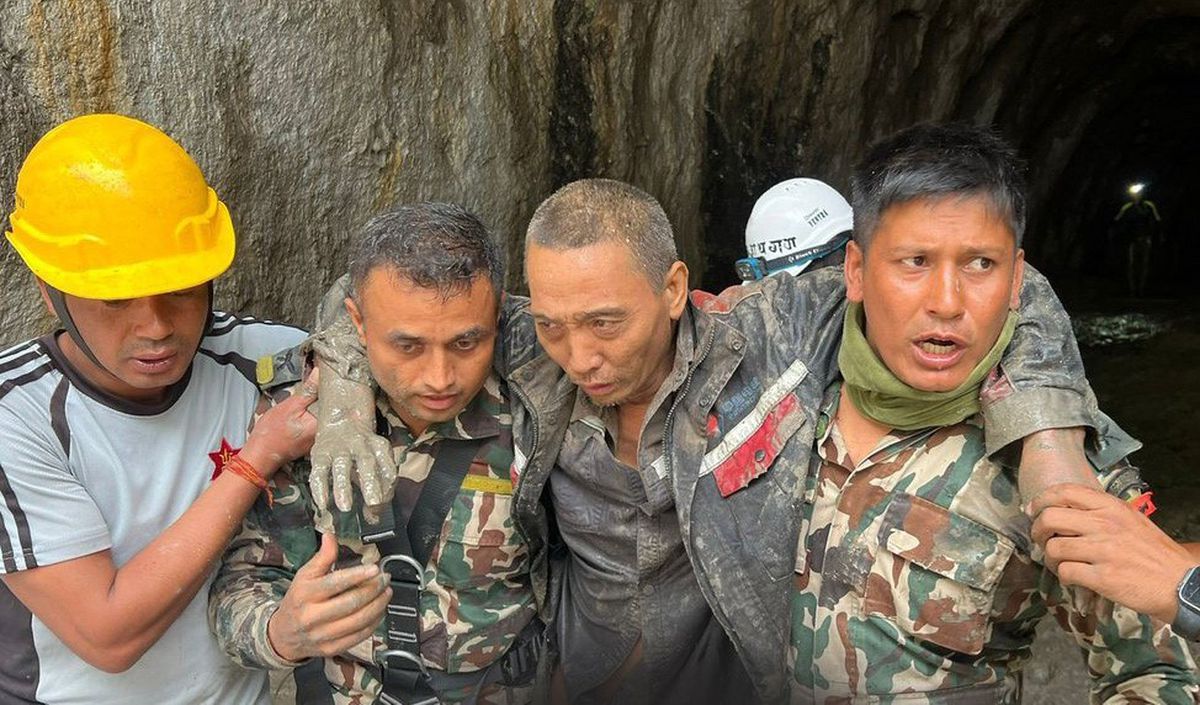 Nepal selinde Çinli işçi 11 gün sonra sağ kurtarıldı