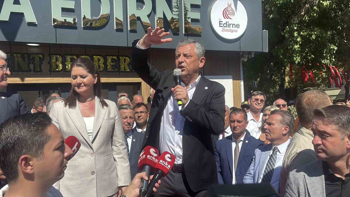 Özgür Özel'den Dil Sürçmesi: 'İYİ Parti' Yerine 'Yeni Parti' Gafı