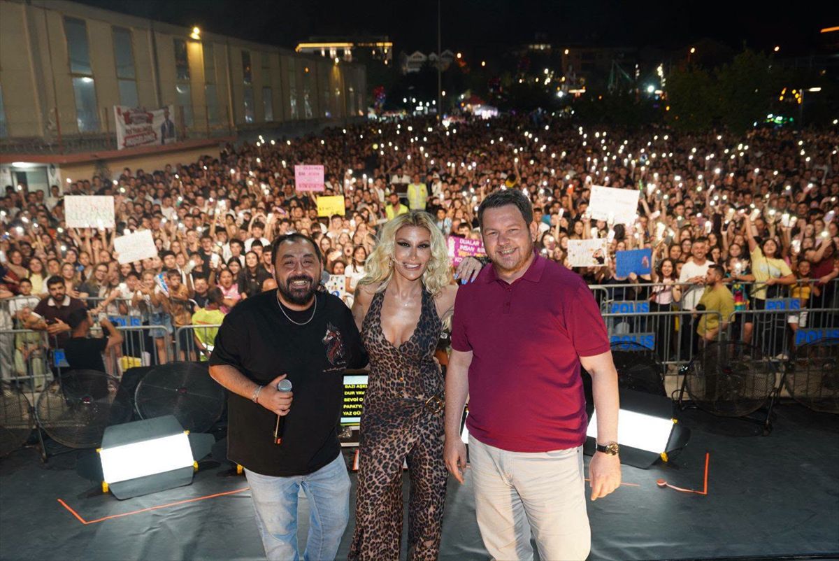 İrem Derici Pınarhisar Festivali'nde Sahne Aldı