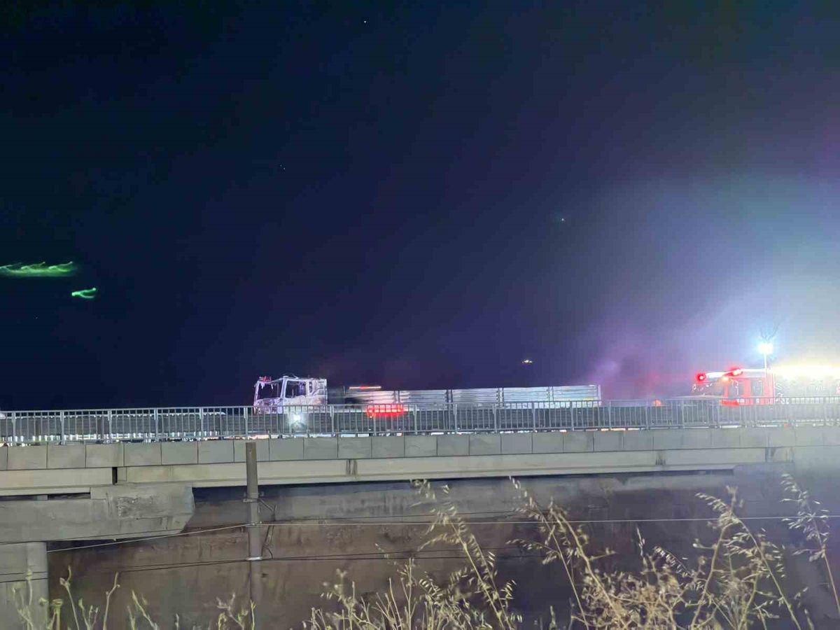 Polatlı'da Tır Yangını, Trafik 30 Dakika Kapandı