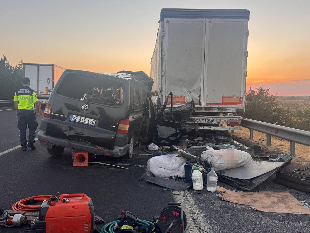Şanlıurfa'da Tıra Çarpan Minibüste 2 Ölü