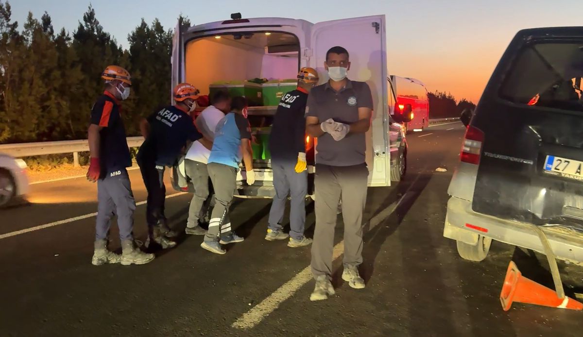 Minibüs TIR'a arkadan çarptı: 2 ölü, 2 ağır yaralı