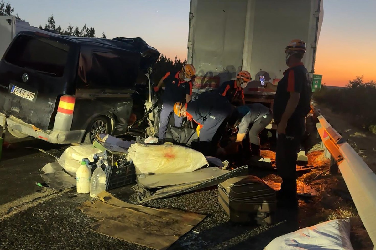 Minibüs TIR'a arkadan çarptı: 2 ölü, 2 ağır yaralı