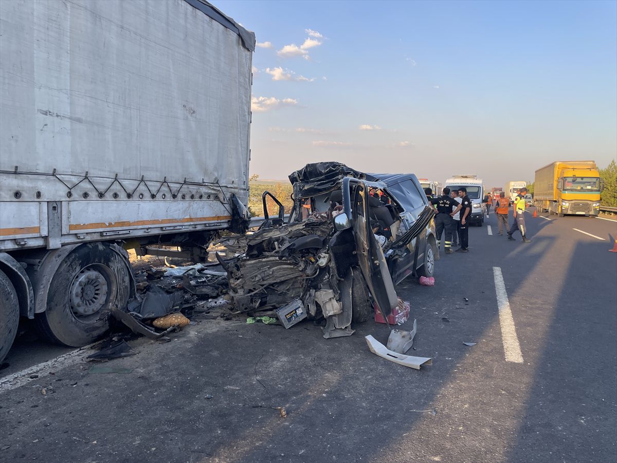 Minibüs Tıra Çarptı: 2 Ölü, 2 Yaralı