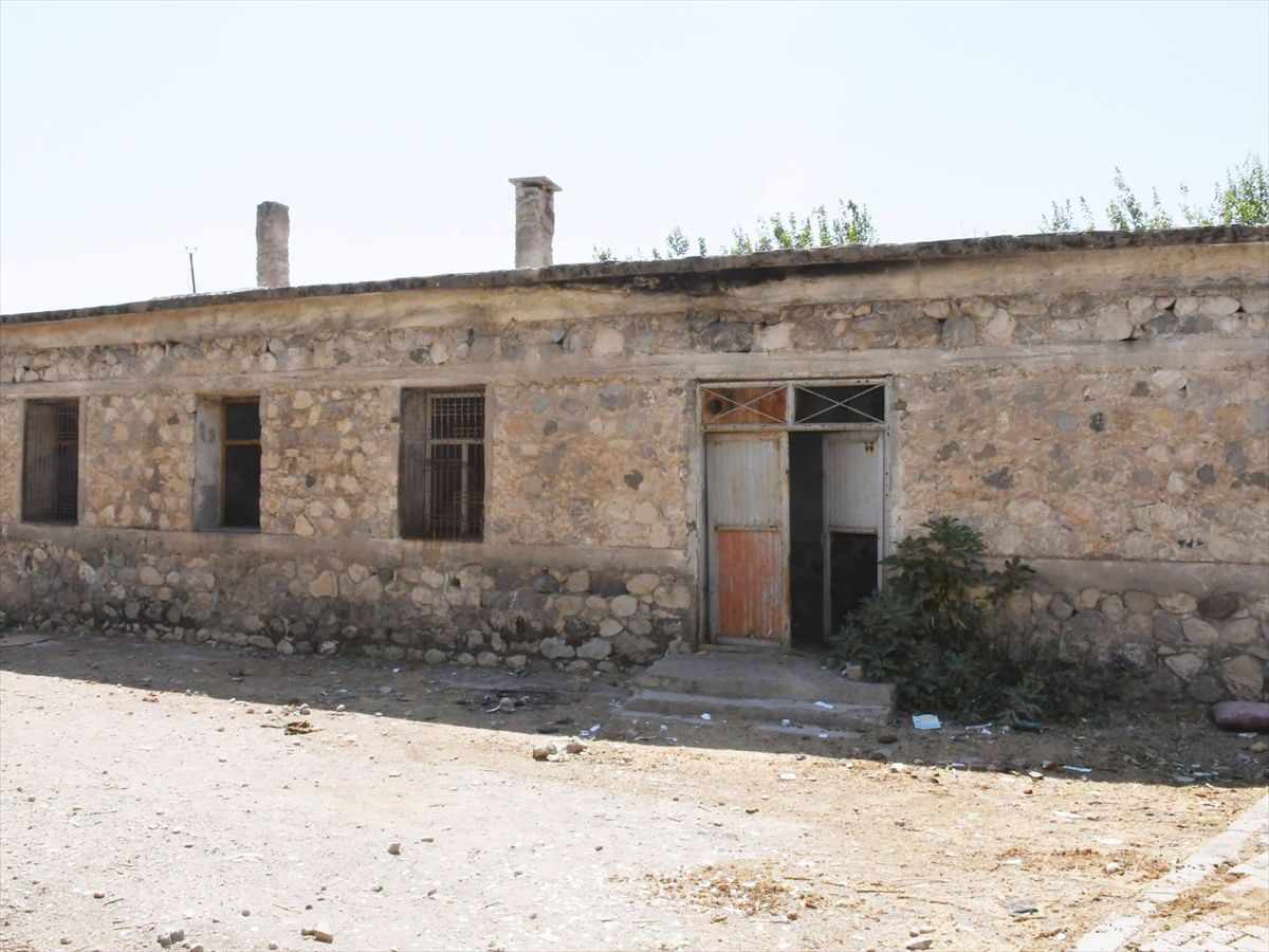 Silopi'de Tehlikeli Metruk Bina Yıkılıyor