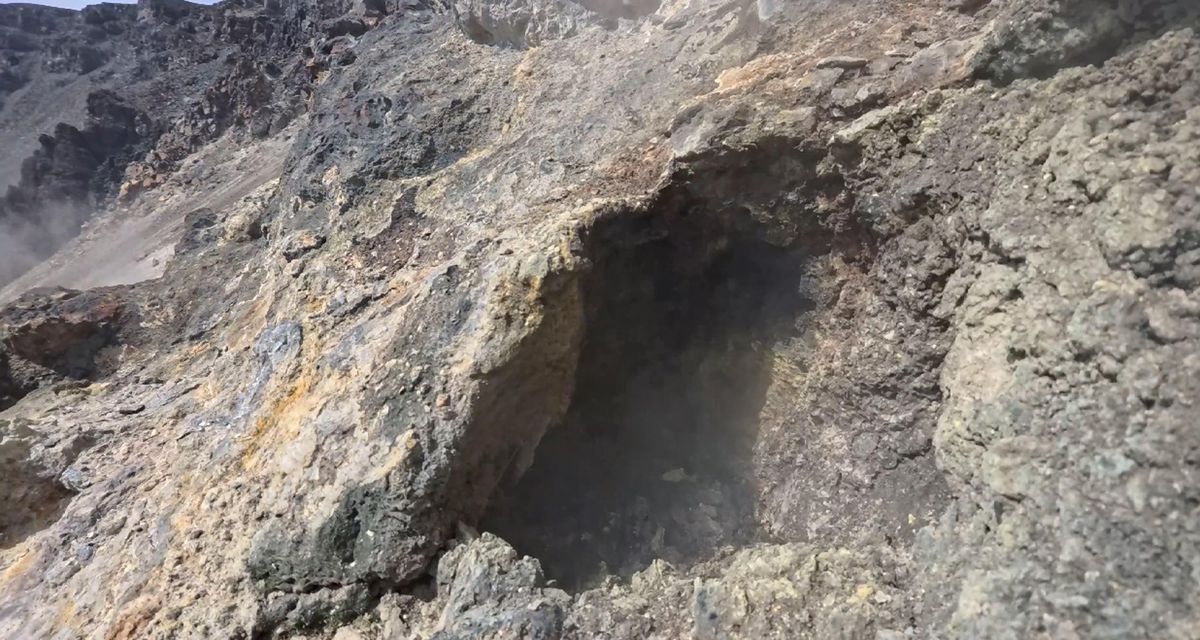 Tendürek Dağı'nın Kraterinde Cehennem Çukuru Keşfi: Gaz ve Buhar Çıkışları Görüntülendi