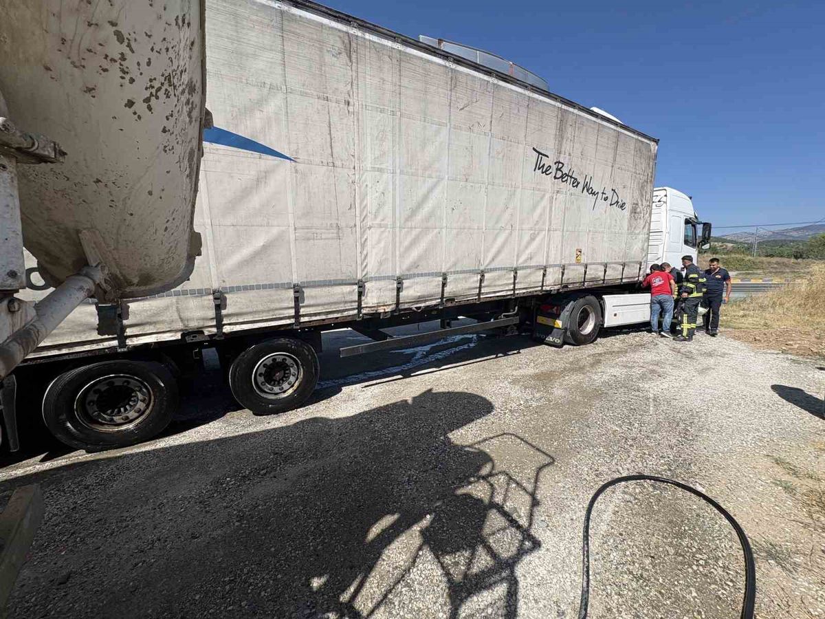Tosya'da Tır Yangınına Beton Mikserinden Kahraman Müdahale