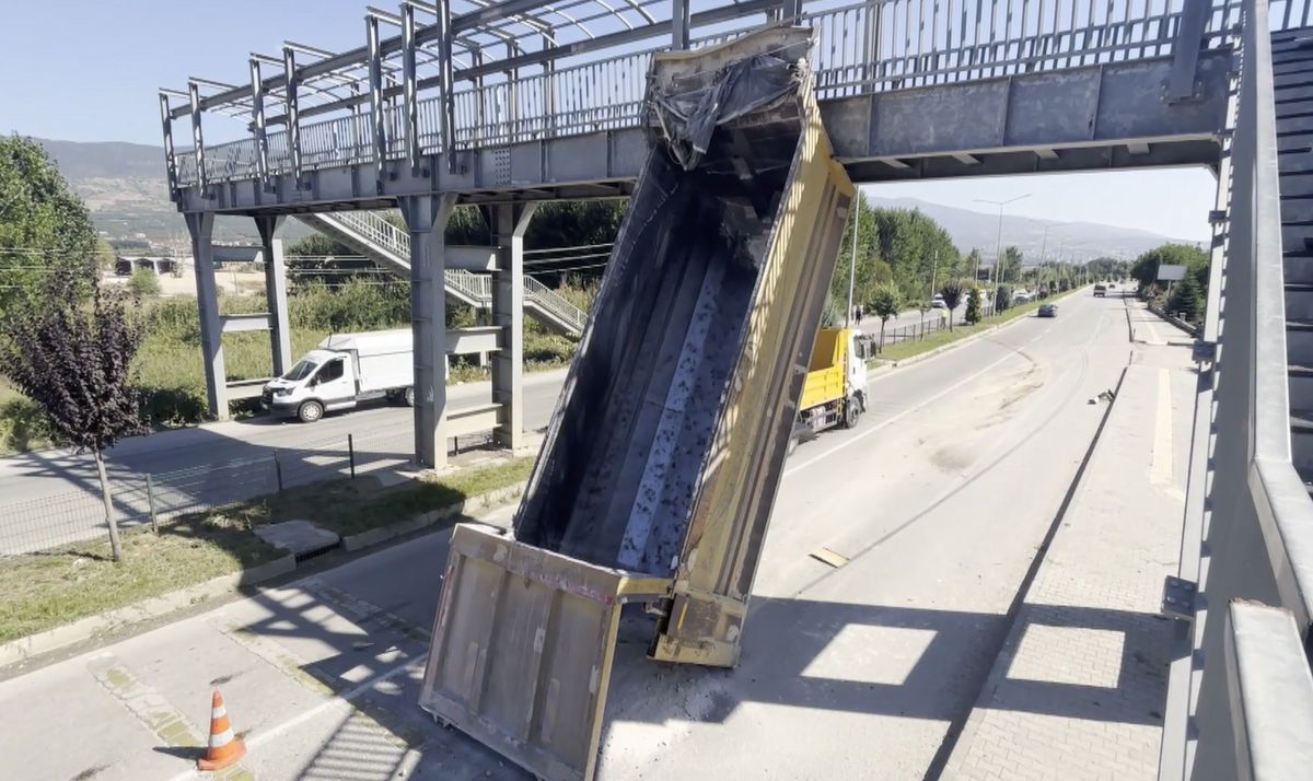 Tokat'ta Kamyon Damperi Üst Geçide Çarptı: Sürücü Yaralandı